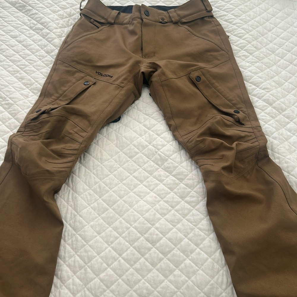 Men’s Volcom snowboard pant size small. Slim fit. Dark khaki